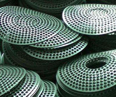 К алюминиевому основанию сковороды или кастрюли в процессе производства впрессовывается стальная (из пищевой 
нержавеющей стали 18/10) пластина